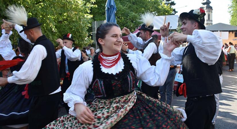 Karneváli hangulat, táncforgatag: több ezren éltették a hagyományt Jászberényben – galériával, videóval