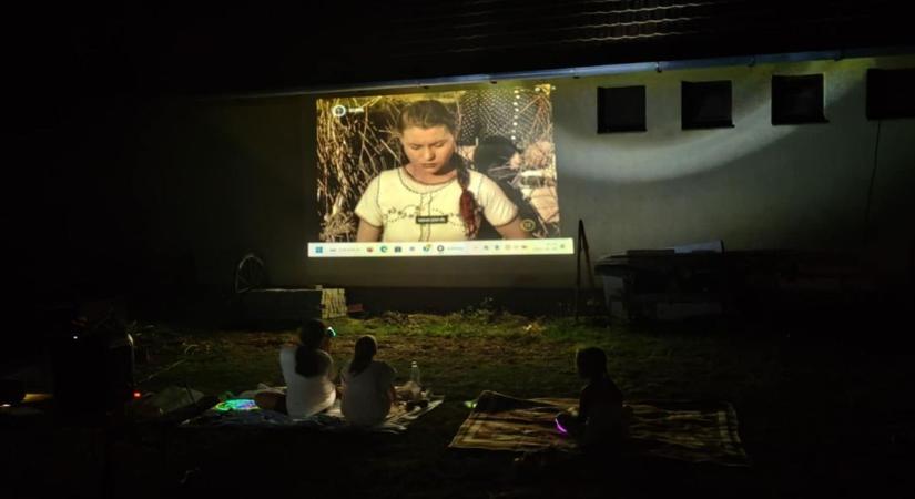Éjszakai kincskeresés és filmvetítés a kocsi múzeumban