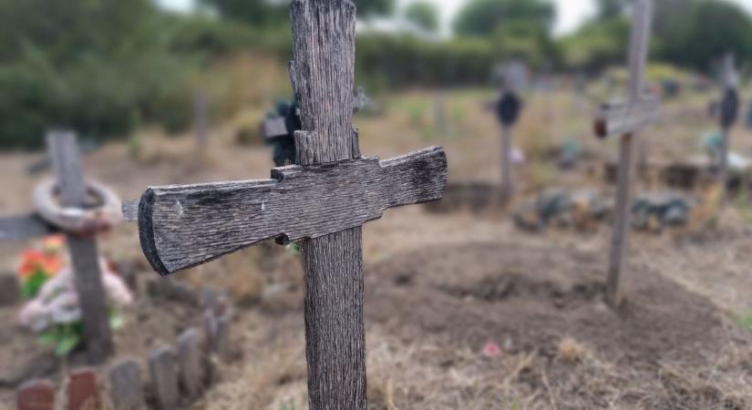 Névtelen sírok a makói temetőben, így válik láthatatlanná az emlékezés