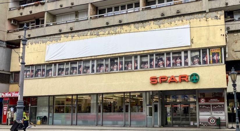 Üres polcok, kedvezményes árak a zárás előtti utolsó napon a Sparban