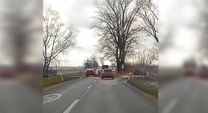 Az egyik sofőr kocsisort előz, a másik tükörbenézés nélkül fordul balra