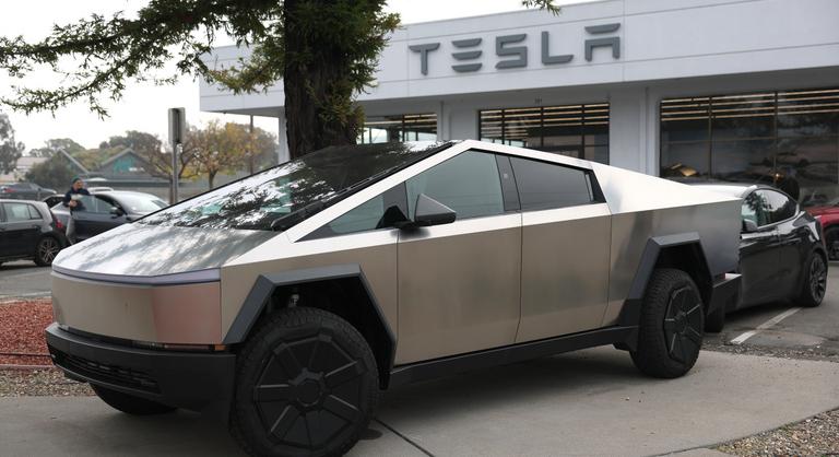 Tesla Cybertruck a tűzvonalban: az amerikai légierő precíziós fegyverekkel teszteli a „golyóálló” járművet