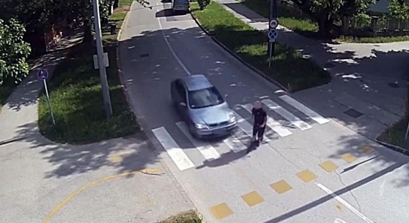 Videó: métereket repült egy rolleres miután egy autó elütötte a gyalogátkelőn