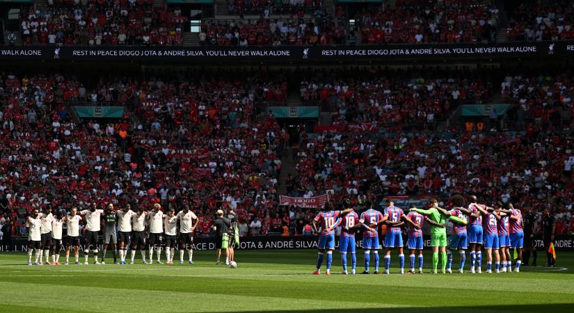 Botrány a Wembleyben – kifütyülték a megemlékezést a Community Shielden