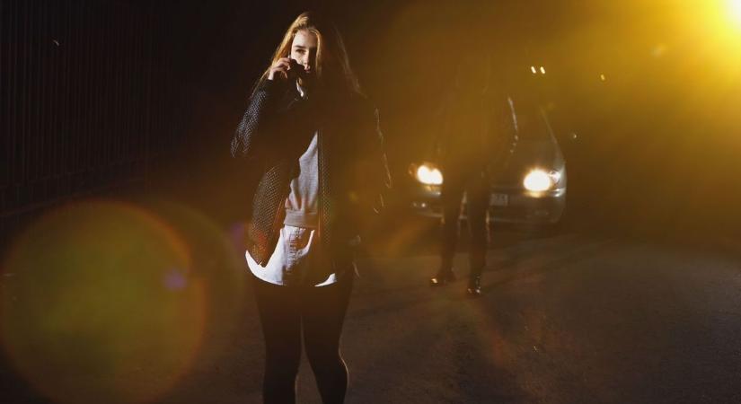 Hihetetlen mit műveltek egy nővel a forgalmas egri kerékpárúton a kábszisok