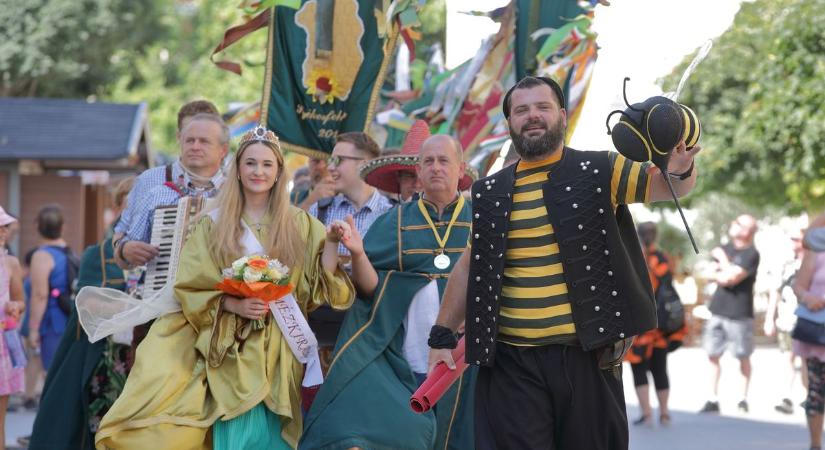Mézes napok: élükön a mézkirálynővel vonultak a mézlovagok (képgaléria, videó)