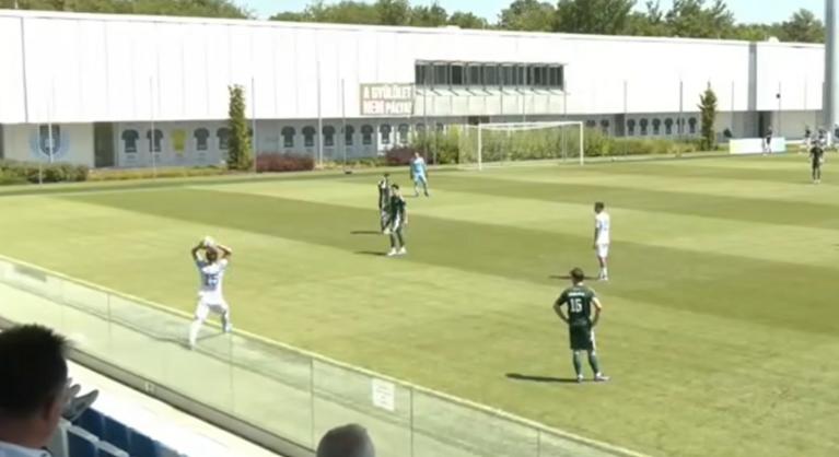 Bedobásból szerzett véletlenül gólt az MTK játékosa, pedig csak sportszerű akart lenni – Videó