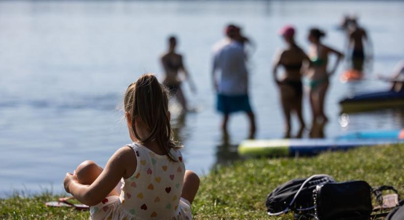 A tiltás ellenére is sokan csobbantak a tatai tóban