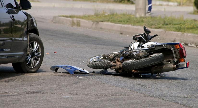 Egy újabb szörnyű motoros baleset, ezúttal a Balatoni úton, egy sávot lezártak
