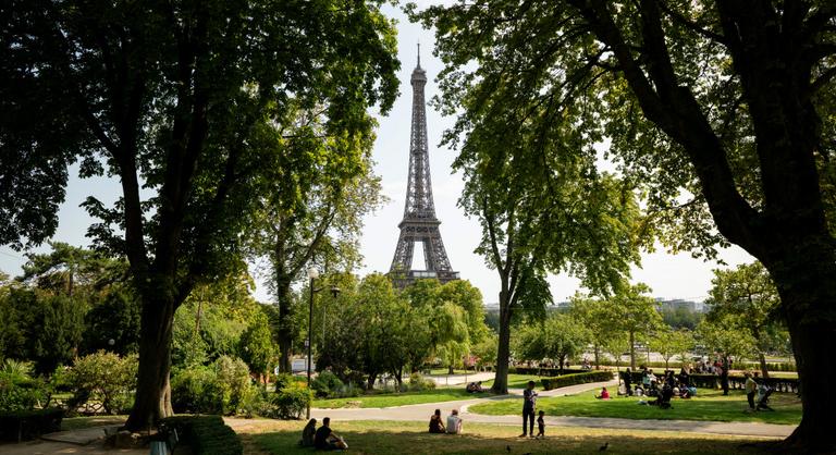 Hárman felmásztak, egy pedig le is ugrott az Eiffel-toronyról