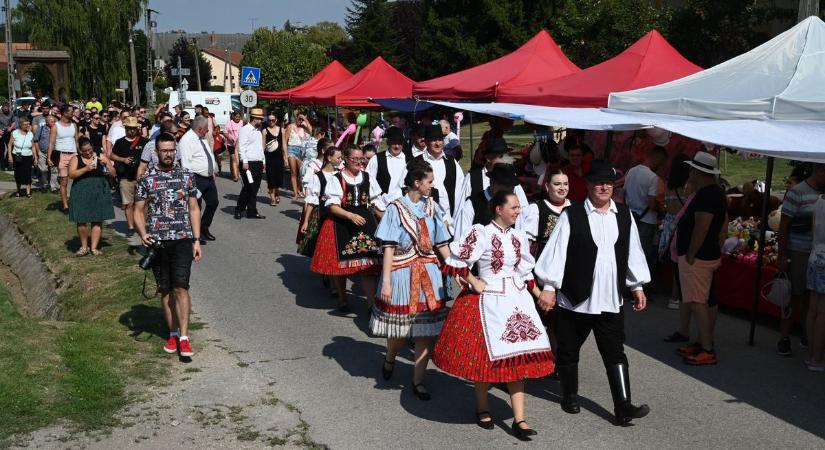 Forró aszfalton elevenedett meg a buzsáki hagyomány - videó