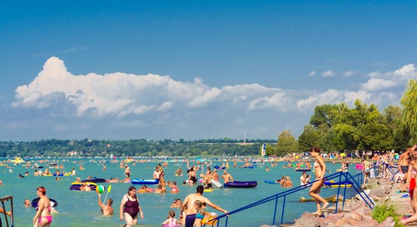 Az újabb hőséghullám rengeteg embert csábított a Balatonra  videó