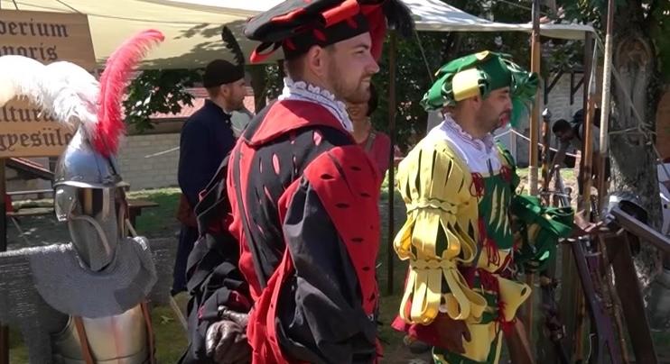 Apródfesztivált szerveztek az egri várban  videó