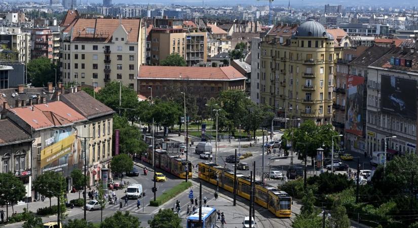 „Gáza éhenhal” – tiltakozó felirat került ki a Széll Kálmán térre