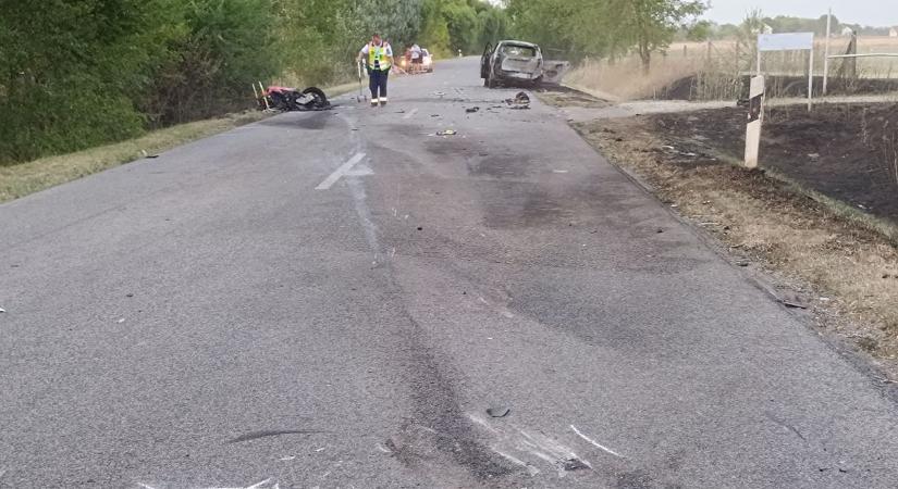 Előzés közben ütközött két motoros és egy személyautó – galériával, videóval