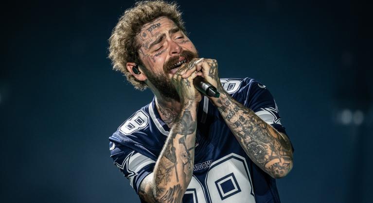 Simogatta a lelkünket a Sziget főhőse, aki sörpromóterként is megállná a helyét