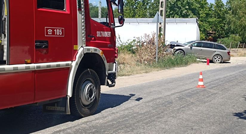 Villanyoszlopnak csapódott egy autó, egy kisgyereket is kórházba szállítottak