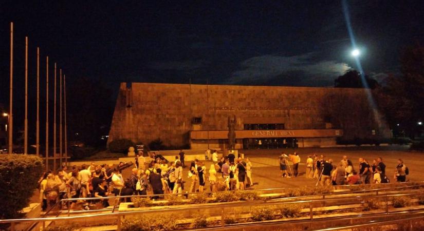 Majdnem kétszázan éjszakáztak a Népkertben szombaton, fotónk is van róla!