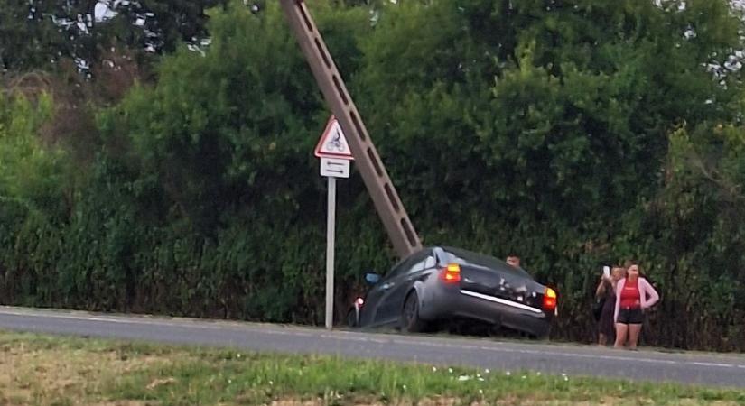 Hajnali rémálommal indul a hét – villanyoszlopot döntött egy autós Mohácson (FOTÓK)