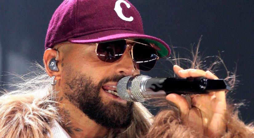 Maluma megállította a koncertjét, hogy leszidjon egy anyát, aki az 1 éves gyerekével bulizott