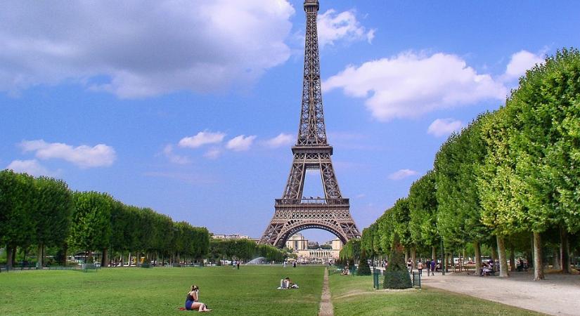 Felmászott a párizsi Eiffel-toronyra, leugrott, erre letartóztatták