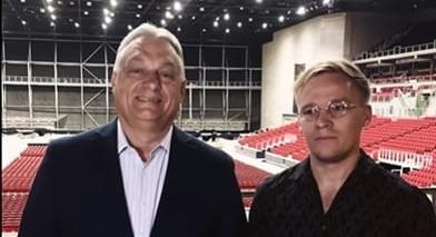 Orbán a Nemzet Radírjával tartott terepszemlét a Digitális Polgári Körök szeptemberi nagygyűlésének helyszínén