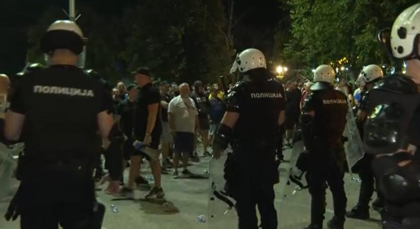 Repültek a palackok és tojás a verbászi tüntetésen