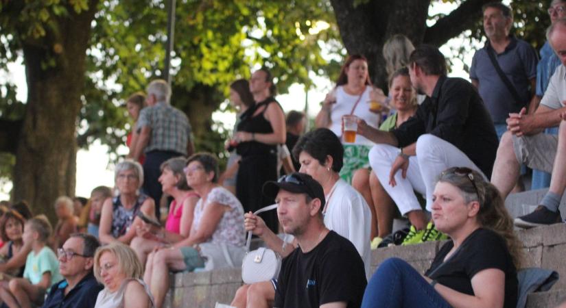 Nyáresti hangulat a Gesztenye sétányon,hiszen a „Duna-part Téged is vár”