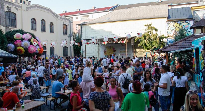 Tánc, zene, fények a debreceni ifjúsági házban