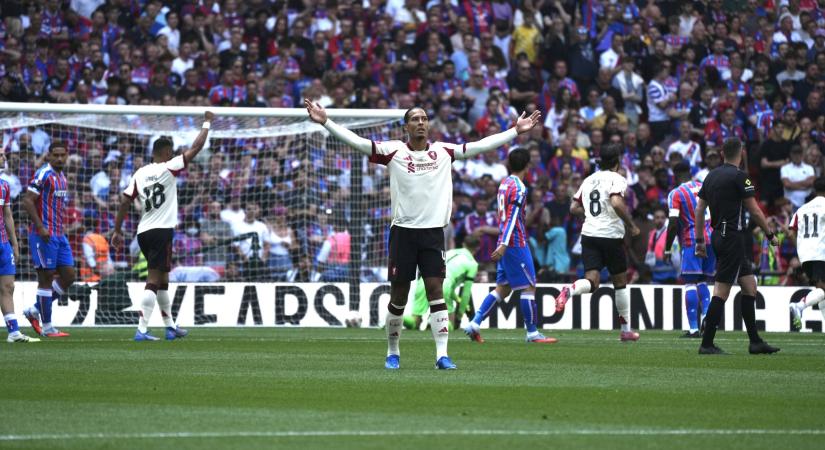 Van Dijk és Slot is elmondta a véleményét a gyászszünetet megszakítókról