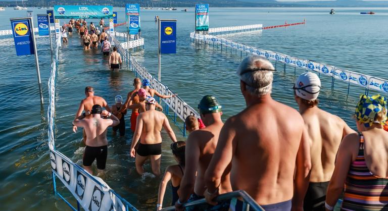 Több mint tízezren teljesítették a Balaton-átúszást