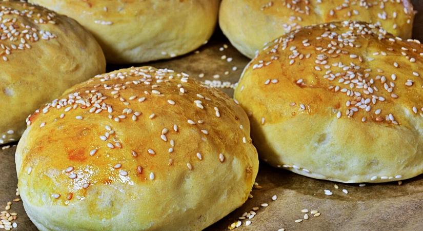 A világ legpuhább házi hamburger zsemléje: omlós, napokig puha marad