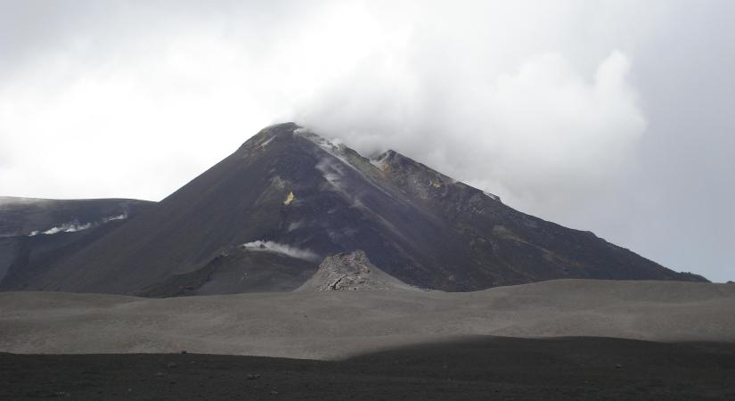 Hatalmas a baj, katonák is a helyszínen: megint kitört az Etna, a Vezúv körül pokoli tüzek tombolnak