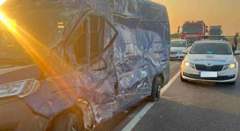 Baleset miatt torlódik a forgalom a 62-as úton