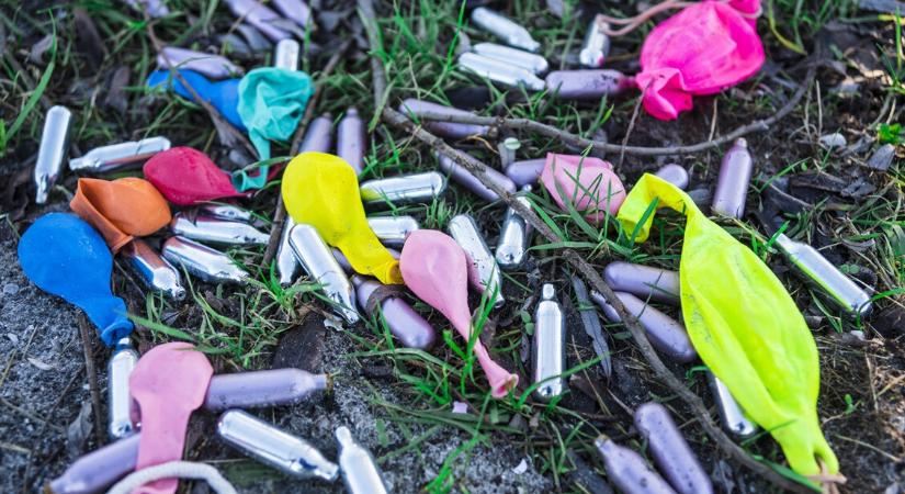 Maradandó idegkárosodást okozhat a nevetőgáz – újabb városban tiltották be