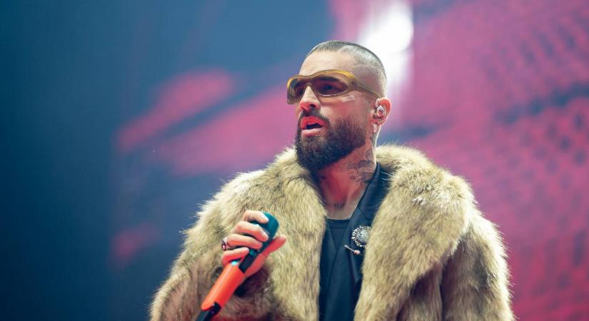 Maluma félbeszakította a koncertjét, hogy kiosszon egy anyát a gyerekével kapcsolatban – videó