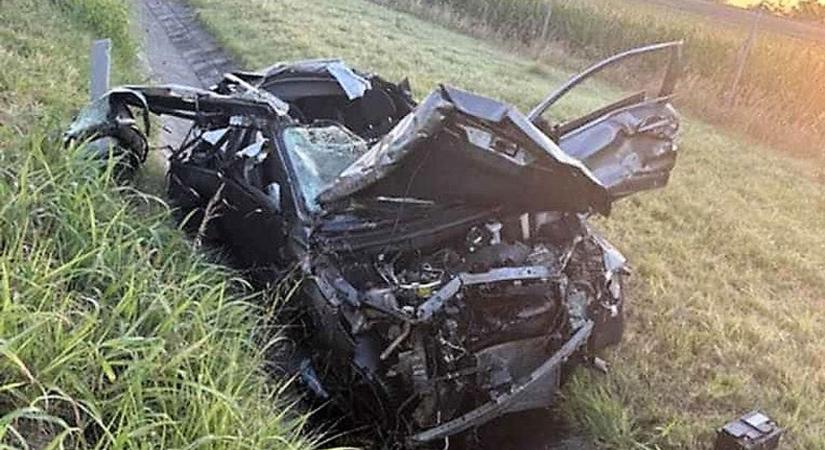 Rommá tört egy autó az M6-oson: a roncsban rekedt a sofőr