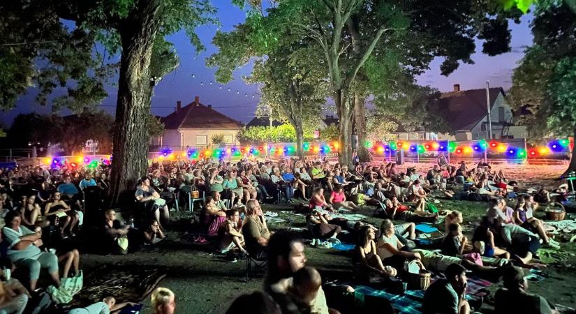 Közösség, kultúra, csillagfény: nagy siker volt a sárosdi PikNik Mozi