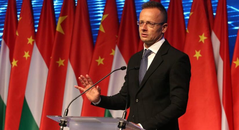 Az ÁSZ emberei papírokat gyártanak, én munkahelyeket teremtek – Szijjártó befeszült a beruházástámogatást ért kritika miatt