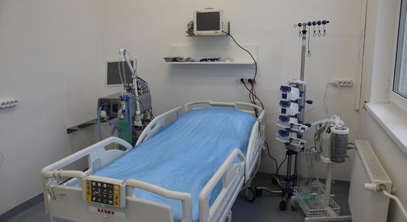 Kigyulladt egy betegágy a sebészeti osztályon, a páciens égési sérüléseket szenvedett mindkét karján és lábán