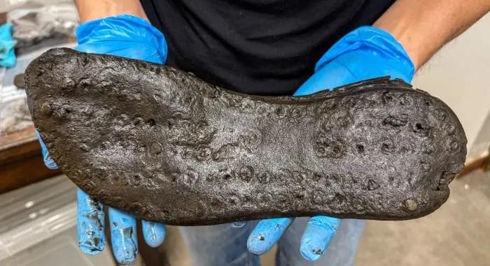 Egyre több lehetetlenül hatalmas cipő kerül elő a római erőd romjából
