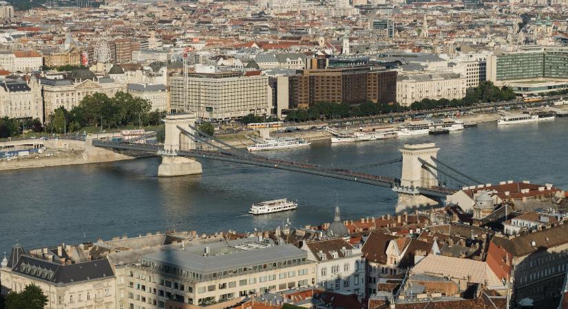 Az Orbán-kormány szerint Budapest várhat, amíg vége van a nyárnak, a főváros túlélése sem számít