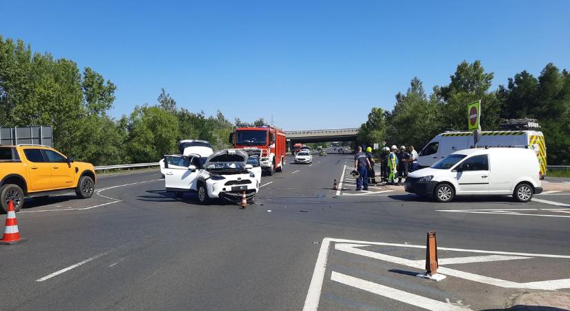 Baleset bénítja a 4-es főutat – robbanásveszély áll fenn a kifolyt üzemanyag miatt (fotók)