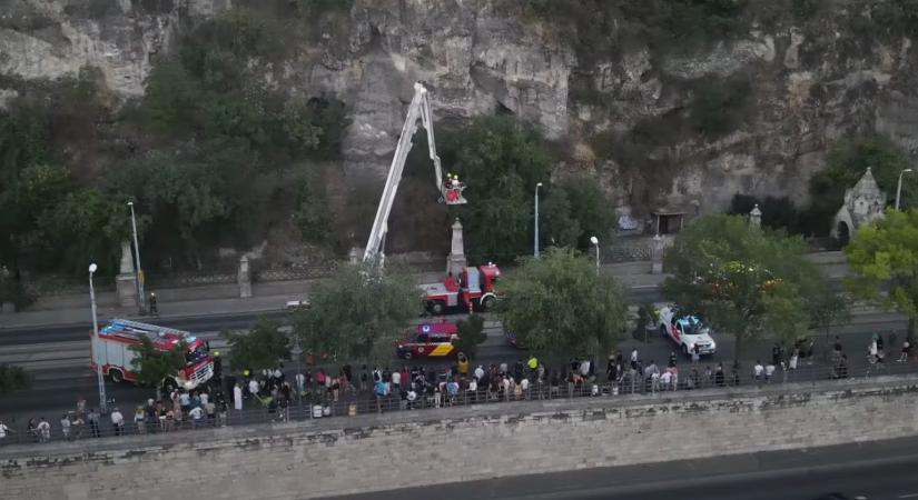 Dráma a Gellért-hegyen: videón a mentés pillanatai