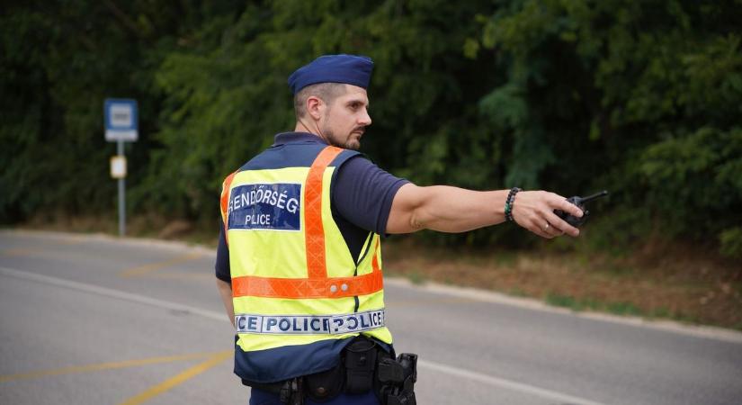 Felismerhetetlenségig roncsolódott az autó - súlyos baleset az M6-oson