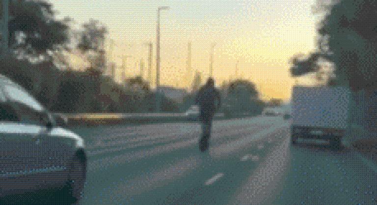 Kilencvennel cikázott egy rolleres a 6-os főúton az autók között