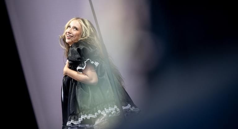 Élő porcelánbabaként siratta meg a közönséget a Sziget egyik legfiatalabb előadója