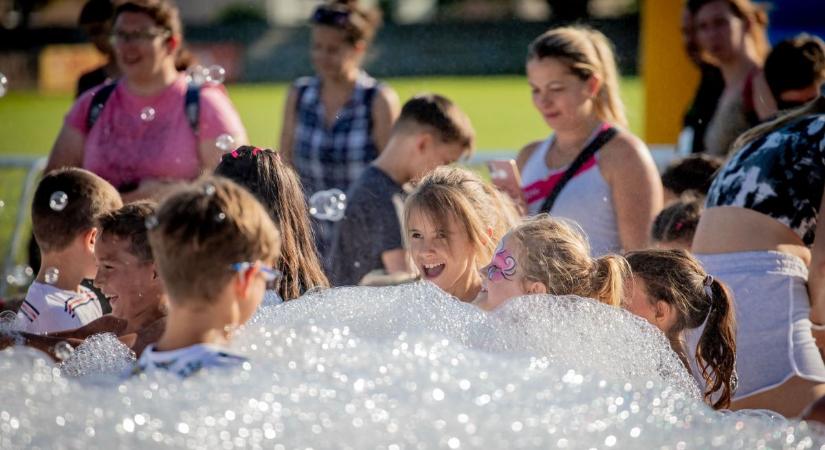 Családi Forgatag Felsőzsolcán: tűzoltóautó és habparty (galéria)