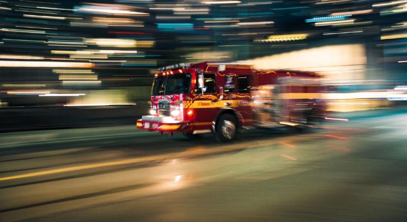 Belerohant a motor hátulról a személyautóba – súlyos baleset a dunántúli gyorsforgalmi úton