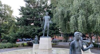 1956-ban lakásfoglalók lepték el a lakótelepet, melynek közepén egy hatalmas műteremház áll – A Fiastyúk utcai lakótelep